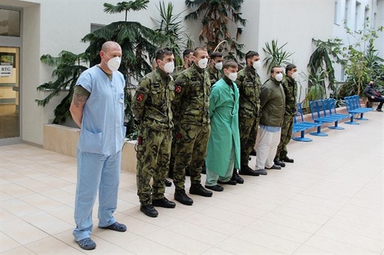 Vojáci z jindřichohradecké posádky ukončili pomoc v pelhřimovské nemocnici 8....