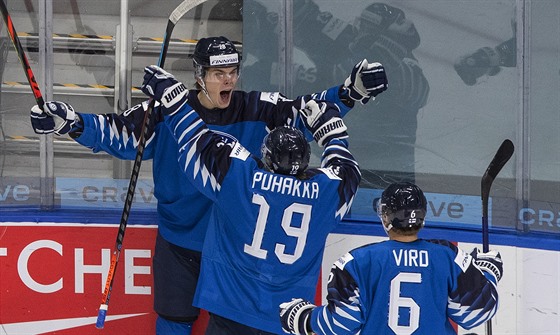 Finové slaví gól ve čtvrtfinále mistrovství světa juniorů.