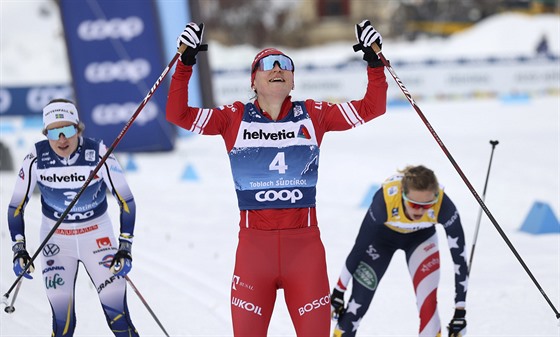 Julia Stupaková slaví vítzství v páté etap Tour de Ski v Toblachu. Druhá...