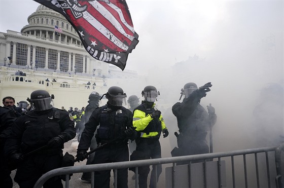 Americká policie se ped budovou Kapitolu ve Washingtonu stetla s...