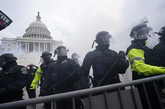 Americká policie se ped budovou Kapitolu ve Washingtonu stetla s...