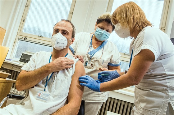 Mezi první očkované zdravotníky ve Zlínském kraji patřil primář oddělení...
