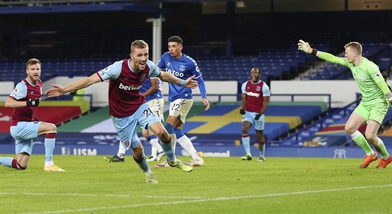 Tomáš Souček z West Hamu se raduje z rozhodujícího gólu v zápase s Evertonem.