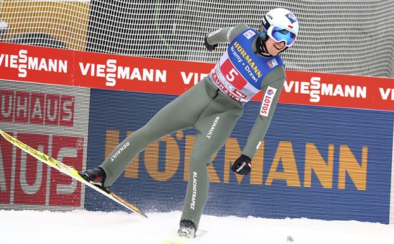Polský skokan na lyích Kamil Stoch se usmívá, u ví e vyhrál tetí závod...