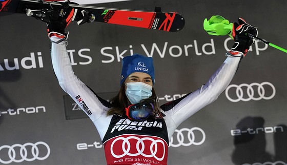Slovenská lyaka Petra Vlhová se raduje z triumfu ve slalomu v Záhebu.