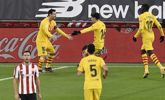 Lionel Messi (vlevo) z Barcelony se raduje se spoluhrái z gólu v duelu s...