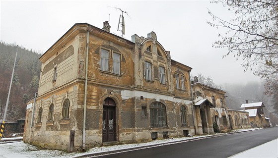 Zchátralá historická budova nádraí v Hrubé Vod na Olomoucku.