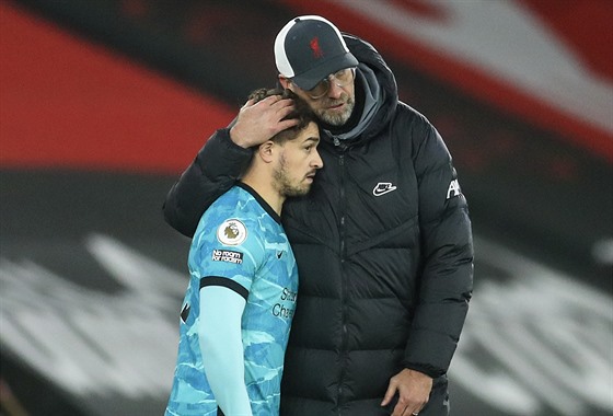 Liverpoolský trenér Jürgen Klopp motivuje Xherdana Shaqiriho, kterého se chystá...