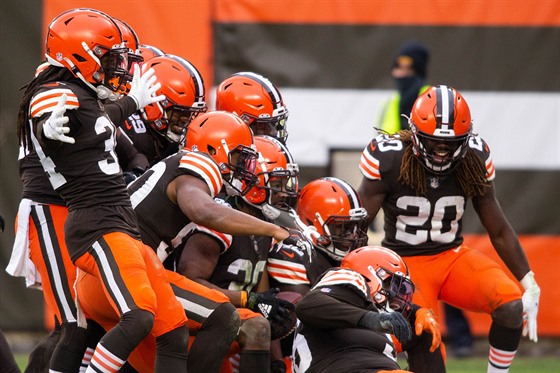 Fotbalisté Cleveland Browns se radují bhem zápasu s Pittsburgh Steelers.