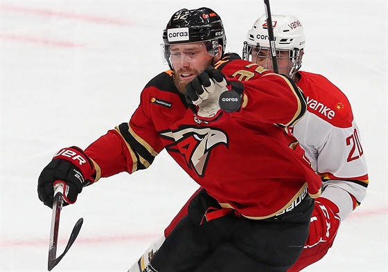 Ji�í Seká� (vlevo) z Omsku v zápase s Kunlunem