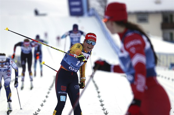 Katharina Hennigová se raduje z druhého místa v esté etap Tour de Ski.