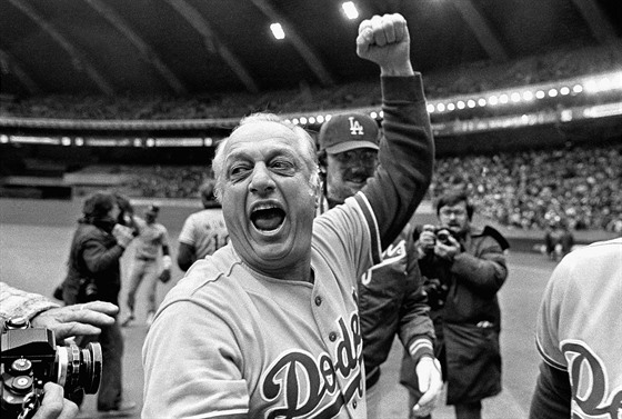 Tom Lasorda slaví v roce 1981 triumf Los Angeles Dodgers ve Svtové sérii.