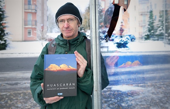 Spisovatel Lubomír Vejražka s knihou Huascarán - Zastavení po padesáti letech.