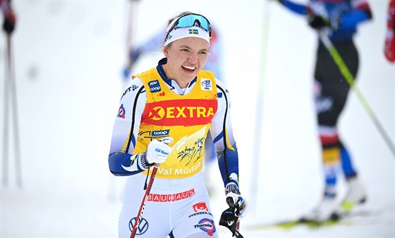 Linn Svahnová slaví v cíli klasické desítky s hromadným startem na Tour de Ski.