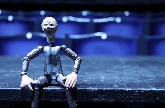 Figurka robota v hlediti vandova divadla pochází z pozstalosti Josefa apka...