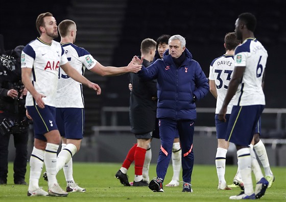 José Mourinho děkuje fotbalistům Tottenhamu Hotspur za postup do finále...