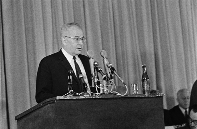 Jakeš je neschopný, vysvětlete, co se stalo. Co psali lidé Husákovi po 17. listopadu