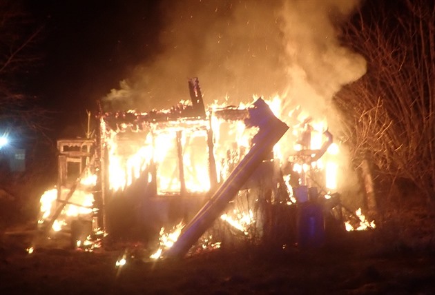 Ve shořelé boudě v Třinci našli hasiči ohořelé lidské tělo
