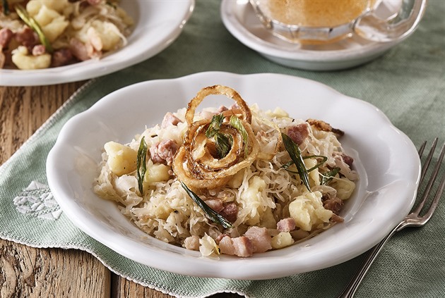 Halušky s kysaným zelím a uzeným masem: Recept s křupavou cibulkou