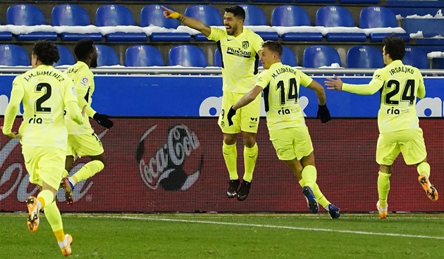 Atlético Madrid spasil Suárez v poslední minutě, Barceloně stačil jeden gól