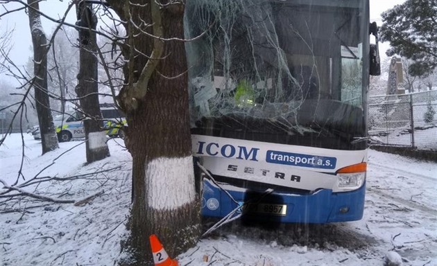 Řidičku ve vozovce zabil traktor s pluhem, na sněhu boural i autobus