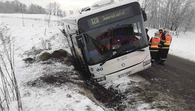 Autobus sjel na Jesenicku do píkopu, cestující kvli zablokovaným dveím zprvu...