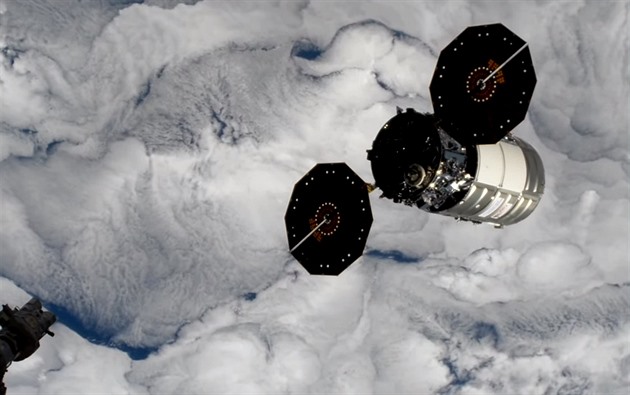 Přivezla toaletu na ISS, nyní popelářská loď Cygnus shoří v atmosféře