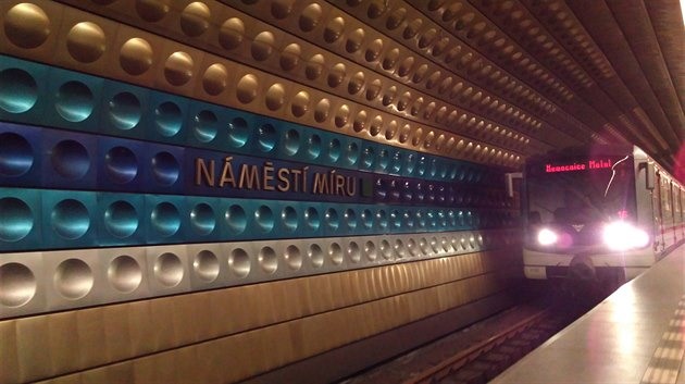 Metro A chvíli v centru nejezdilo.