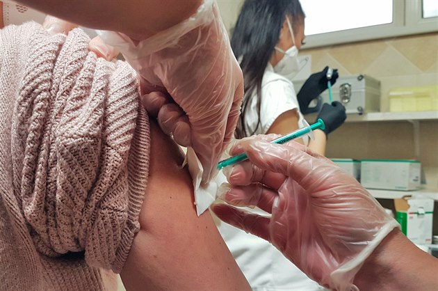 Okování zdravotník vakcínou proti covid-19 v Karlovarské krajské nemocnici....