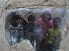 Afghántí chlapci v uprchlickém táboe v Kábulu (30. prosince 2020)