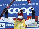 Alexandr Bolunov oslavuje triumf v závodu na 15 km voln na Tour de Ski.