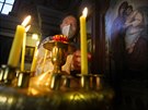 Otec Vt Metodj Kout zapaluje svky ped ikonostasem. (8. ledna 2021)