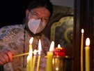 Otec Vt Metodj Kout zapaluje svky ped ikonostasem. (8. ledna 2021)