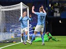 Phil Foden (vlevo) a Kevin De Bruyne slaví gól Manchesteru City v zápase proti...