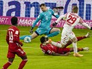 Branká Bayernu Mnichov Manuel Neuer (vzadu) zasahuje v zápase proti Mohui.
