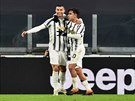 Cristiano Ronaldo (vlevo) a Paulo Dybala se radují z gólu Juventusu proti...