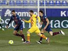 Lionel Messi (ve lutém) z Barcelony vede balon, stíhají ho Pablo Insua a Pedro...