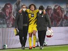Smutný záloník Dortmundu Axel Witsel opoutí hit v doprovodu klubových...