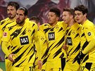 Fotbalisté Dortmundu oslavují vstelený gól. Trefil se Jadon Sancho (uprosted).