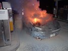 Automobil peugeot se vznítil pímo mezi stojany na benzinové pump ve Zlín.