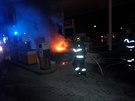 Automobil peugeot se vznítil pímo mezi stojany na erpací stanici ve Zlín....