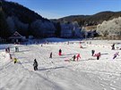 Lid si jezd uvat zimu na lyask svahy Resortu Valachy ve Velkch...