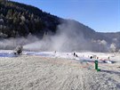 Lid si jezd uvat zimu na lyask svahy Resortu Valachy ve Velkch...