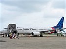 Letoun Boeing 737 800 spolenosti Sriwijaya Air na letiti v Padangu na...