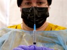 Zdravotní pracovník pipravuje dávku vakcíny Pfizer-BioNtech ve velkém...