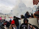 Budova Kapitolu ve Washingtonu v obleení demonstrant. (6. ledna 2021)