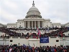 Budova Kapitolu ve Washingtonu v obleení demonstrant. (6. ledna 2021)