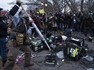 Demonstranti rozbíjí techniku televizního tábu. (6. ledna 2021)