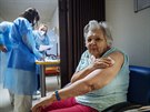 Jedna z klientek Domu pro seniory v Kobylisích chvíli po okování vakcínou...