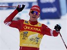 Alexandr Bolunov slaví triumf v páté etap Tour de Ski v Toblachu.